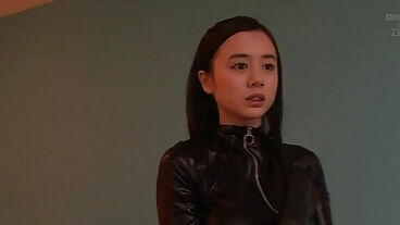 身着紧身衣的亚洲妈妈被颜射